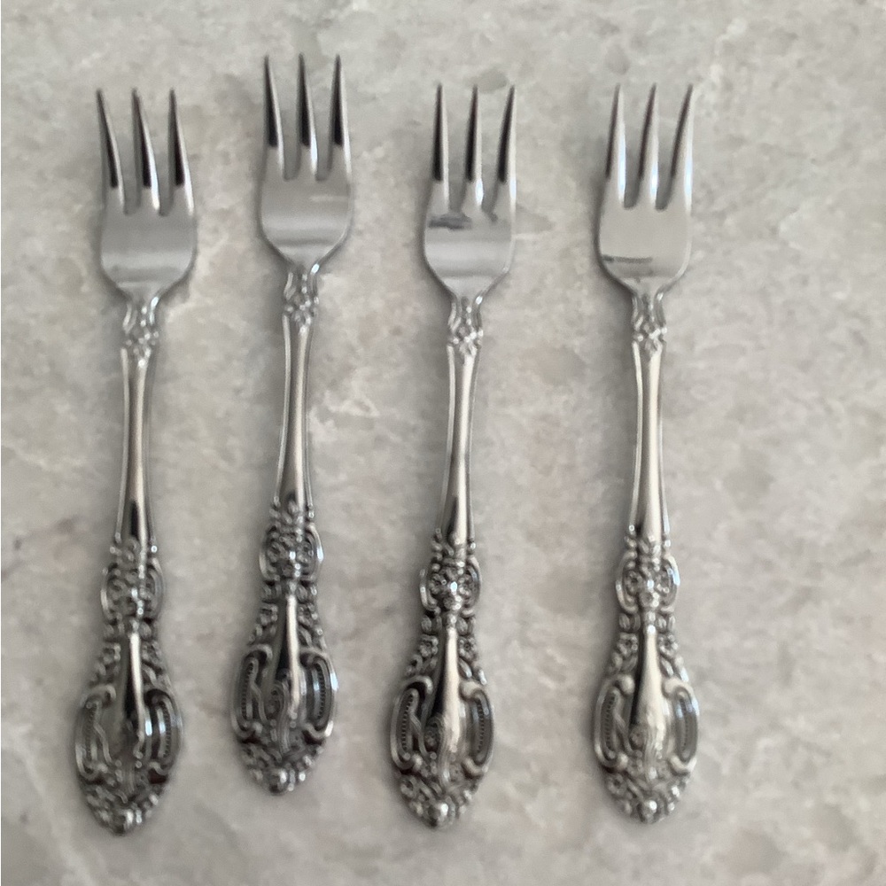 Elegant Silver Flatware Set with Baroque Design